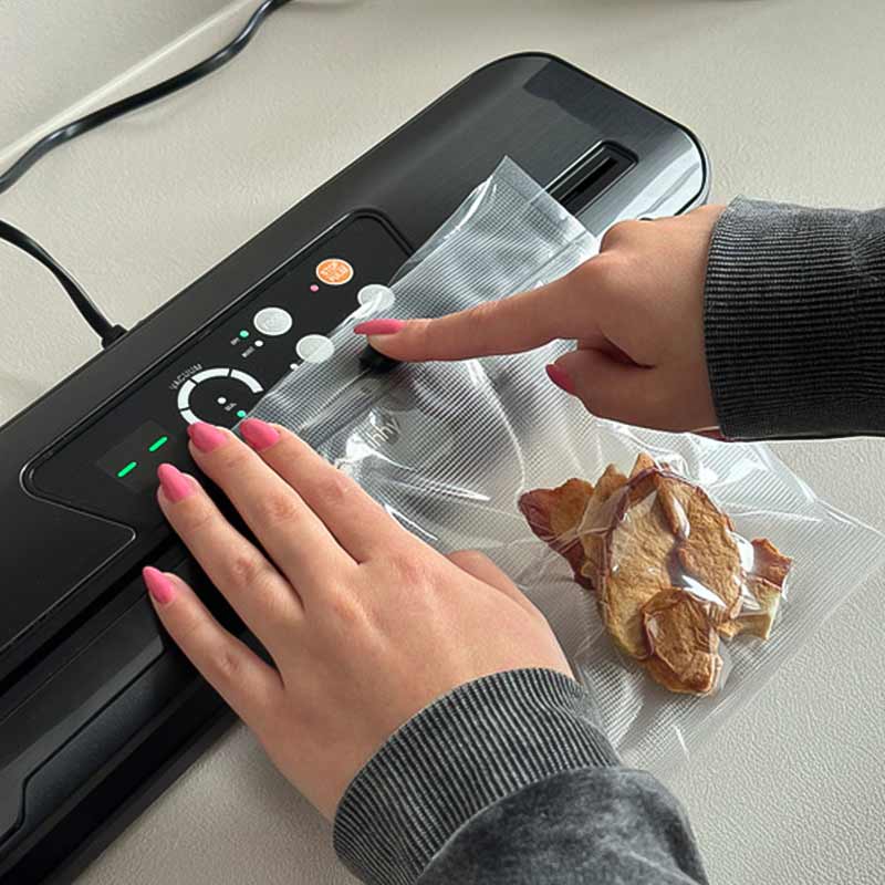 Вакуумен уред за запечатване на храна – 80 kPa, с вграден нож и 10 броя вакуум торбички - Image 2