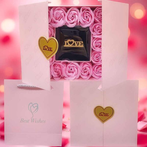 Подаръчна кутия със сапунени рози и колие с висулка сърце или пеперуда, с включена чанта